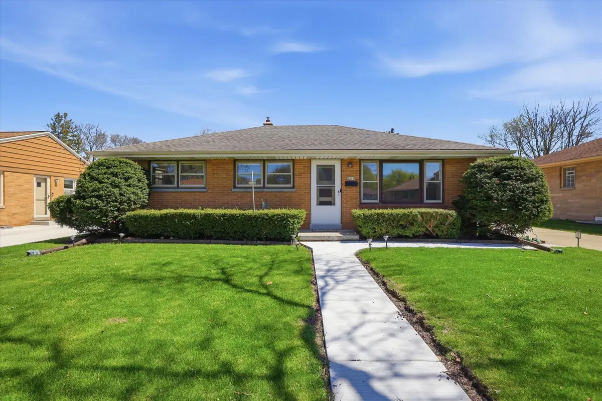 2514 S 89th St, West Allis, WI 53227 - #1
