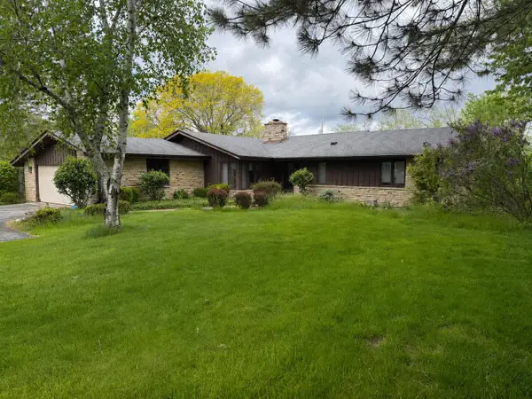5550 W Parkview Dr, Mequon, WI 53092