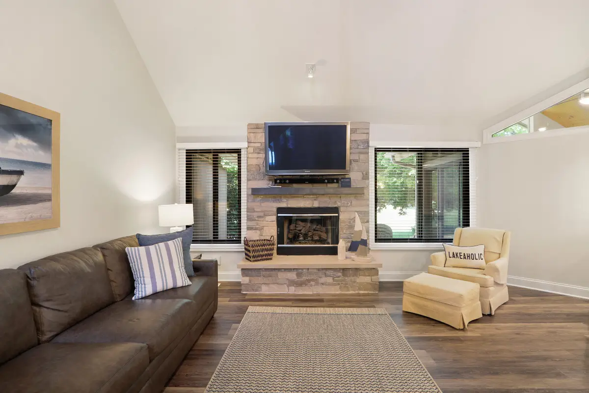 964 Duck Pond Rd, Fontana, WI 53125 - #1