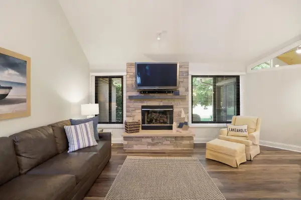 964 Duck Pond Rd, Fontana, WI 53125