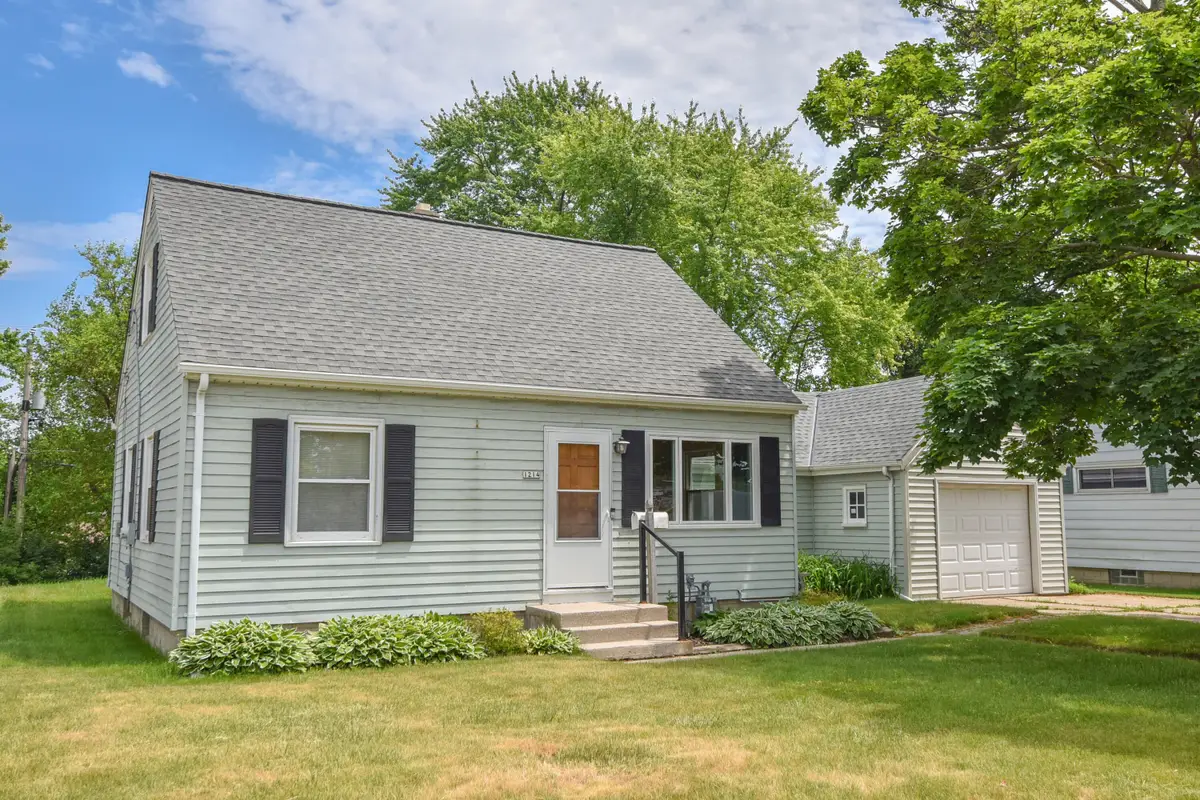 1214 4th Ave, Grafton, WI 53024 - #1