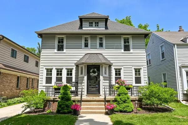 912 E Meadow Pl, Whitefish Bay, WI 53217