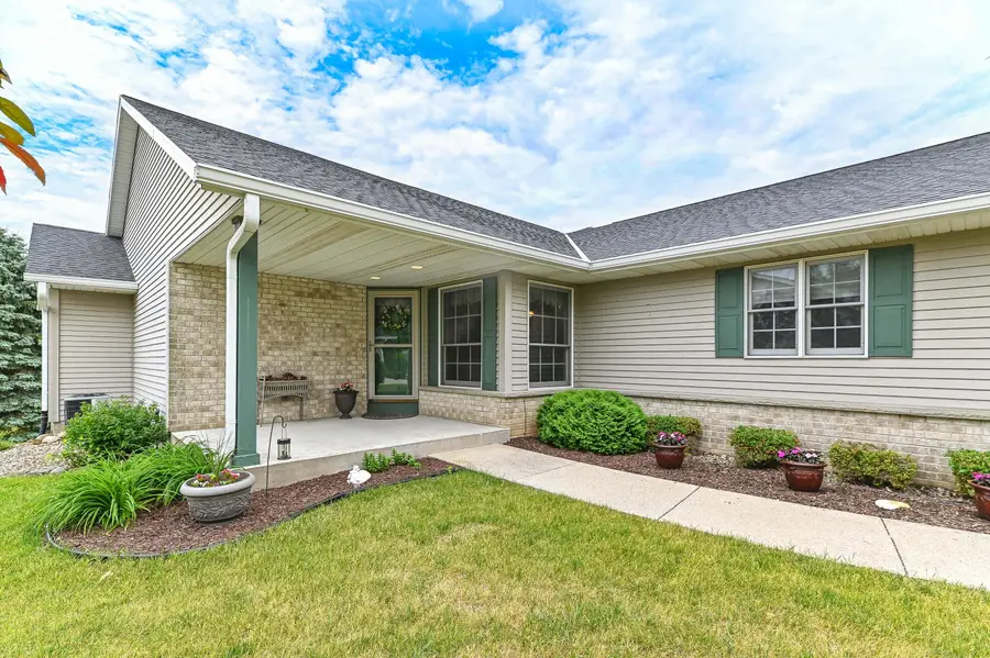 W154N6542 Marvel Dr, Menomonee Falls, WI 53051 - #3