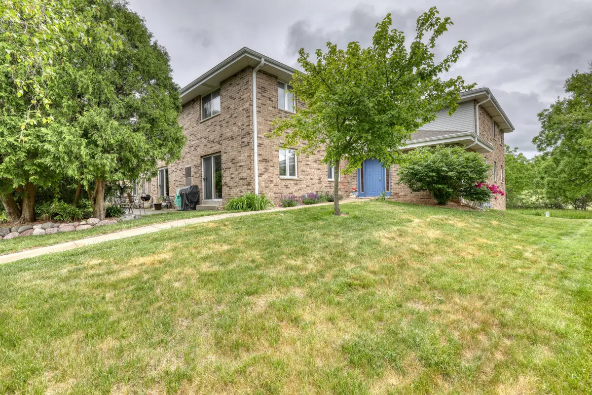 1360 Meadowcreek Dr, Pewaukee, WI 53072 - #1