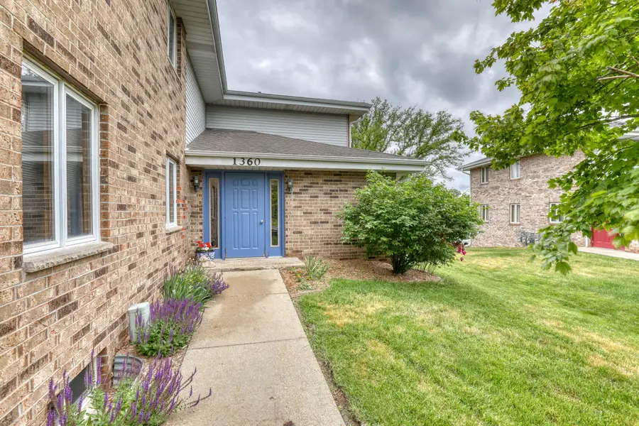 1360 Meadowcreek Dr, Pewaukee, WI 53072 - #2