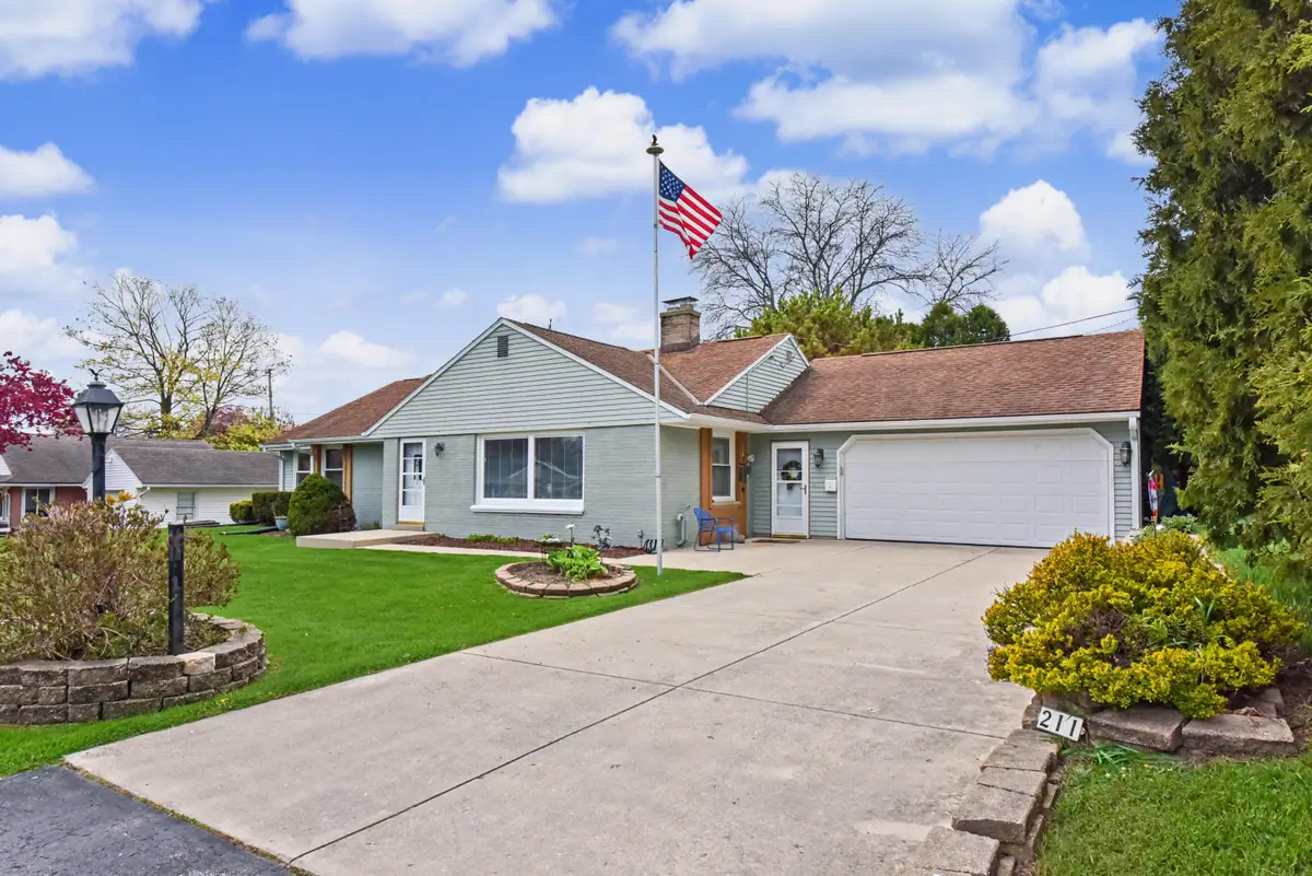 211 E Alta Loma Cir, Thiensville, WI 53092 - #1