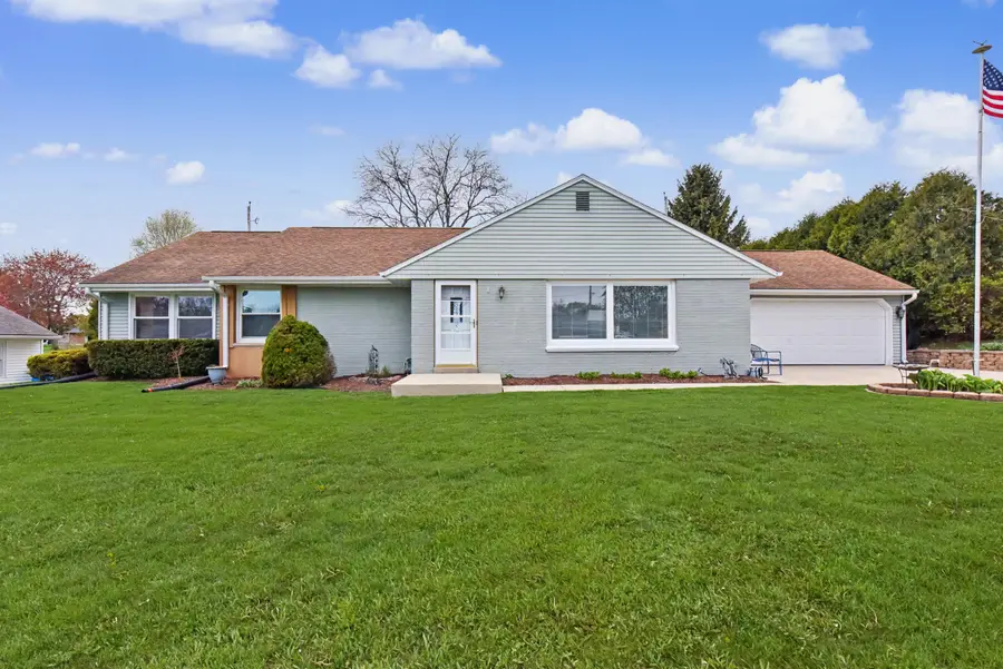 211 E Alta Loma Cir, Thiensville, WI 53092 - #2