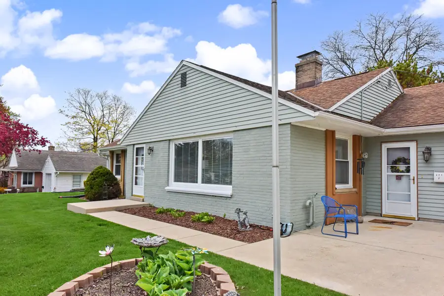 211 E Alta Loma Cir, Thiensville, WI 53092 - #3
