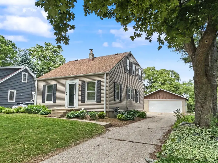 10918 W Wells St, Wauwatosa, WI 53226 - #2