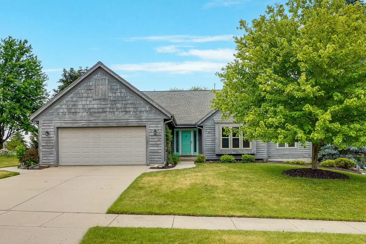 940 Bartlett Dr, Oconomowoc, WI 53066 - #1