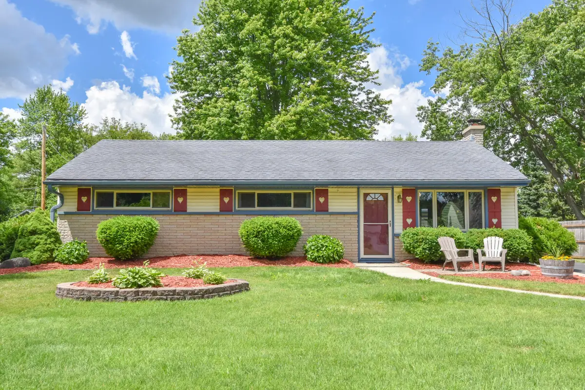 W200N9459 Woodside Ln, Menomonee Falls, WI 53051 - #1