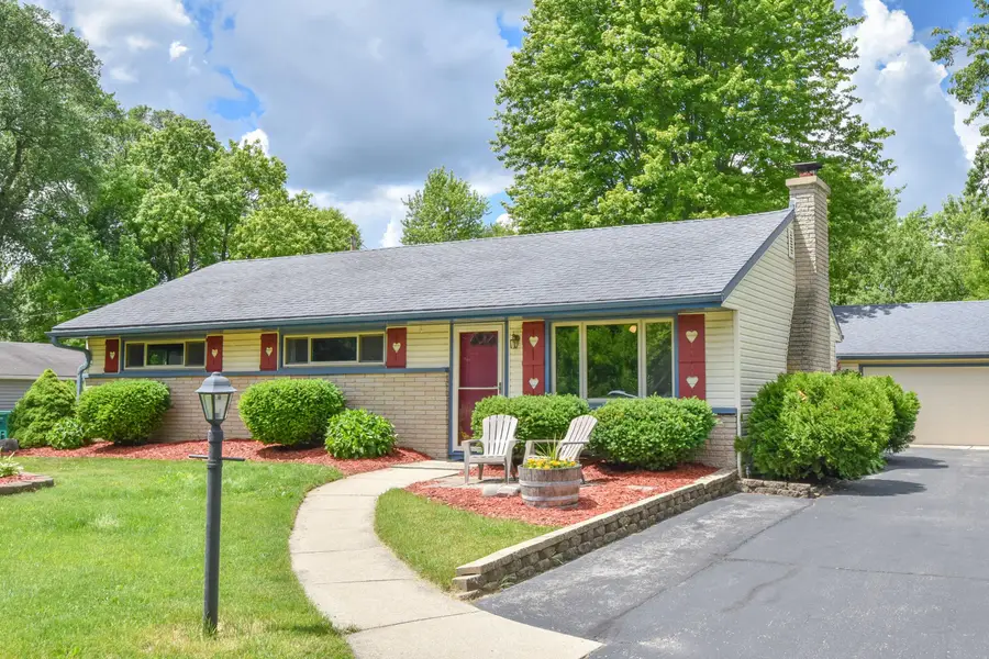 W200N9459 Woodside Ln, Menomonee Falls, WI 53051 - #2