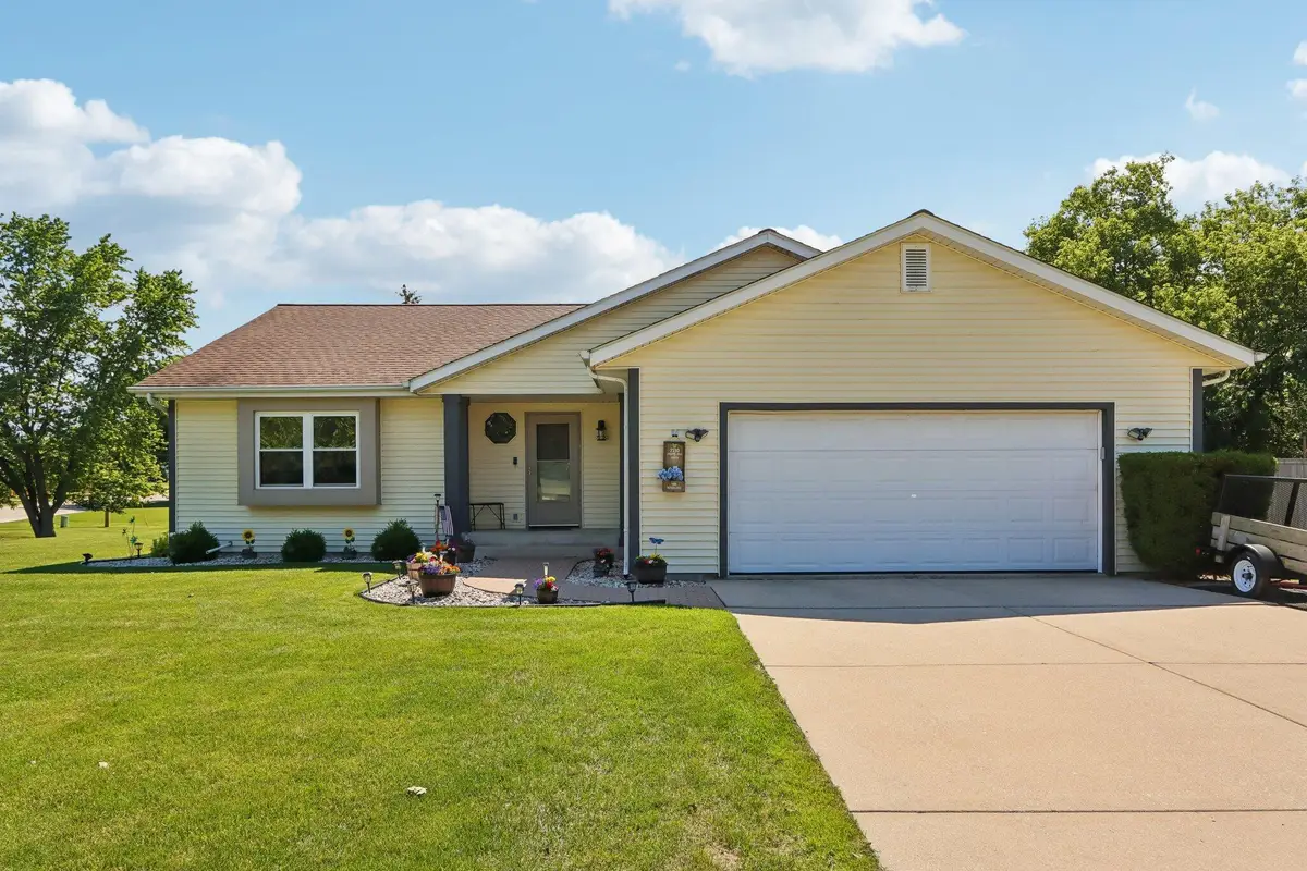 7710 S Chapel Hill Dr, Franklin, WI 53132 - #1