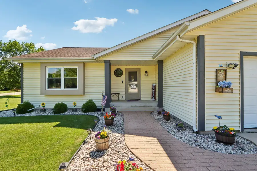 7710 S Chapel Hill Dr, Franklin, WI 53132 - #2