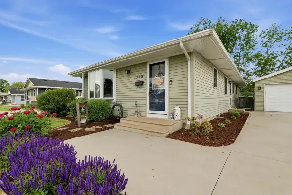 148 Shelly Dr, Sheboygan Falls, WI 53085