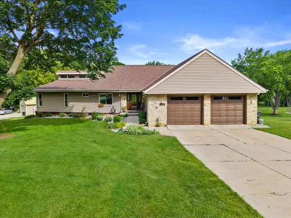 210 Prairie View Dr, North Prairie, WI 53153