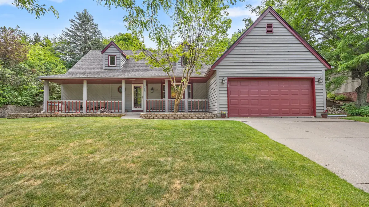 715 Hawthorn Dr, West Bend, WI 53095 - #1