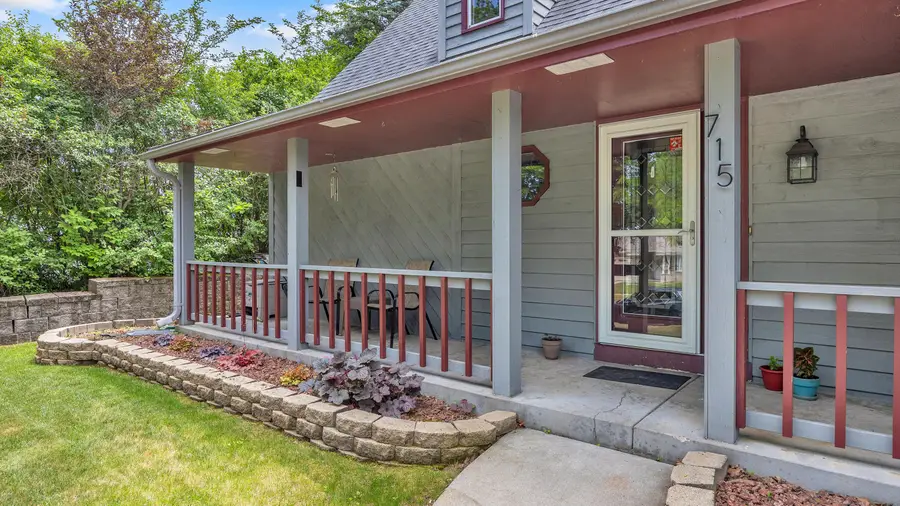 715 Hawthorn Dr, West Bend, WI 53095 - #2