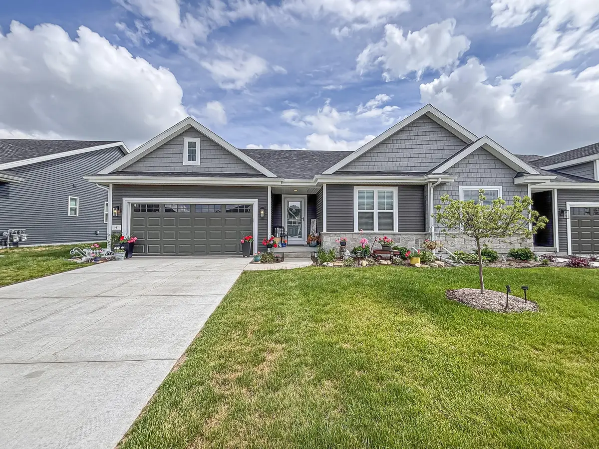 957 Elderberry Rd, Oconomowoc, WI 53066 - #1
