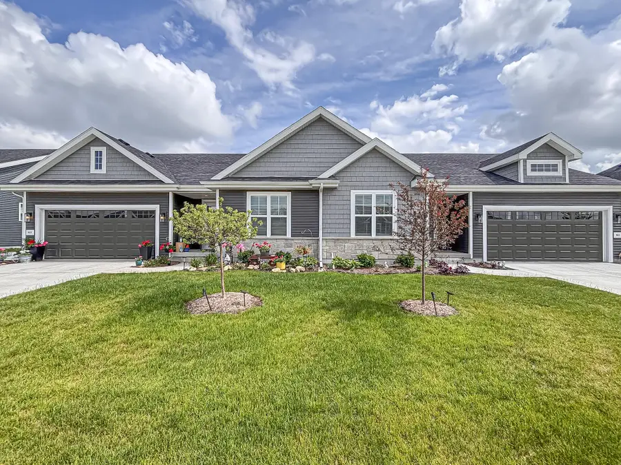 957 Elderberry Rd, Oconomowoc, WI 53066 - #2