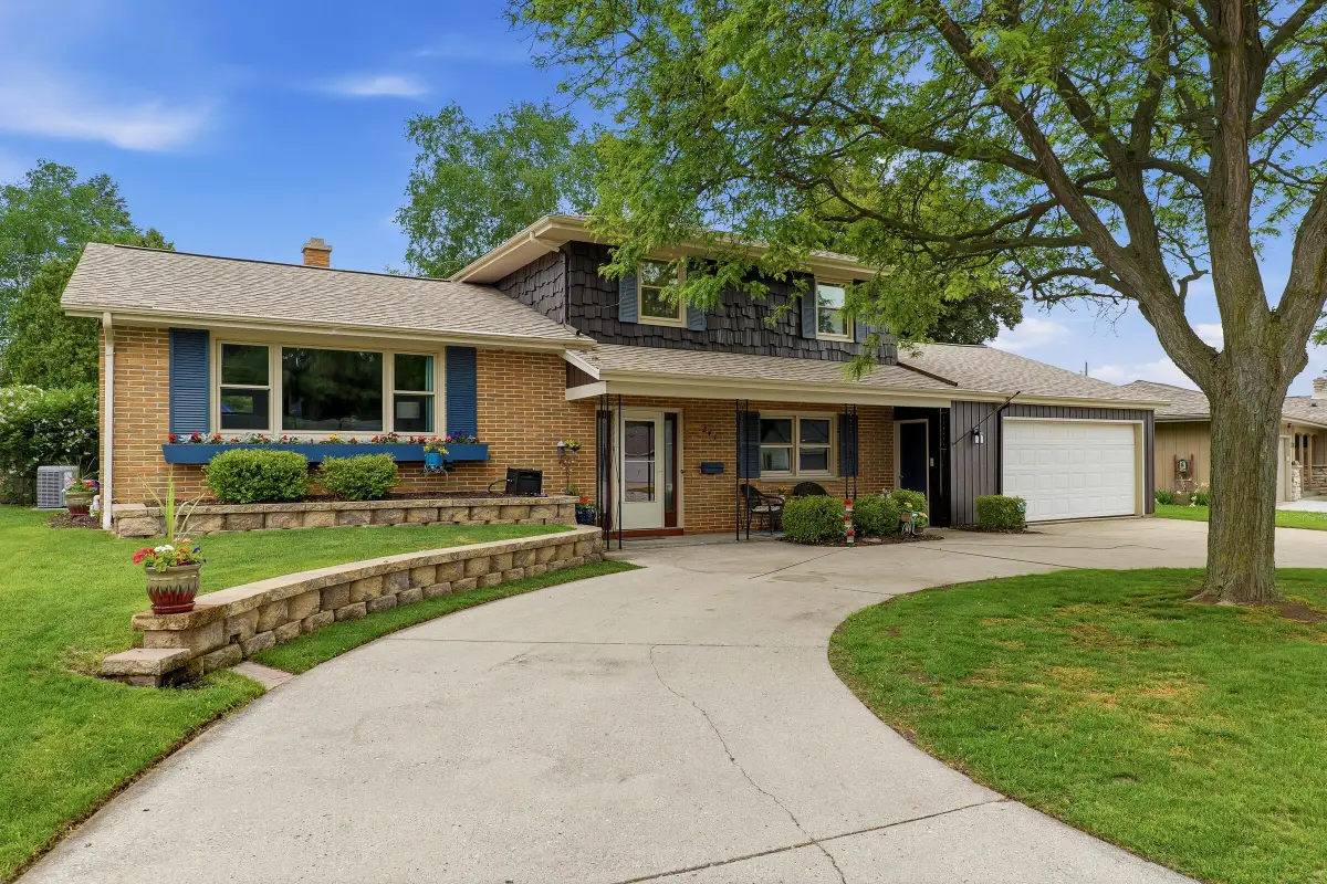 241 Crestwood Dr, Sheboygan Falls, WI 53085 - #1