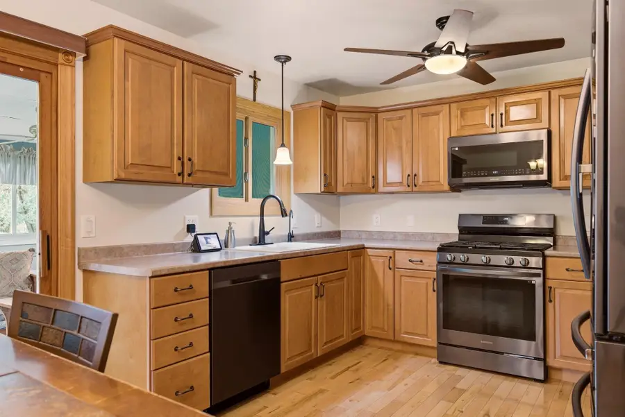 1610 Cliffview Dr, Holmen, WI 54636 - #2