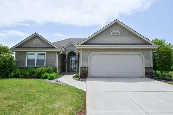 967 Log Cabin Ln, Belgium, WI 53004