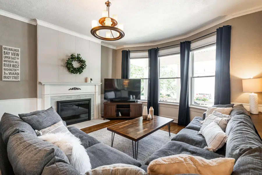 1550 E Irving Pl, Milwaukee, WI 53202 - #2