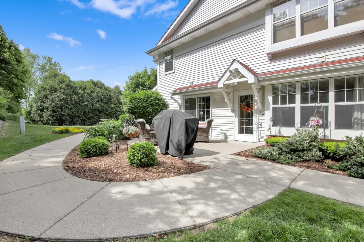 6060 S Crosswinds Dr, Cudahy, WI 53110 - #1