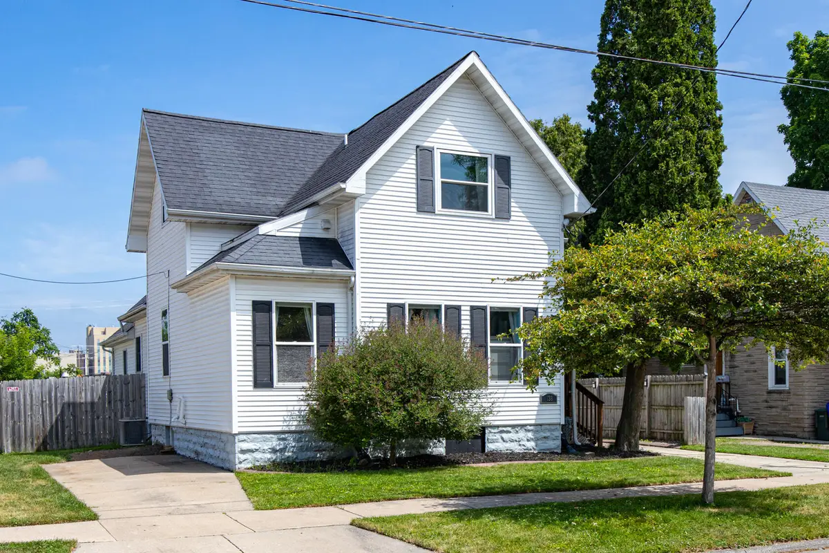 138 N Locust St, Appleton, WI 54914 - #1