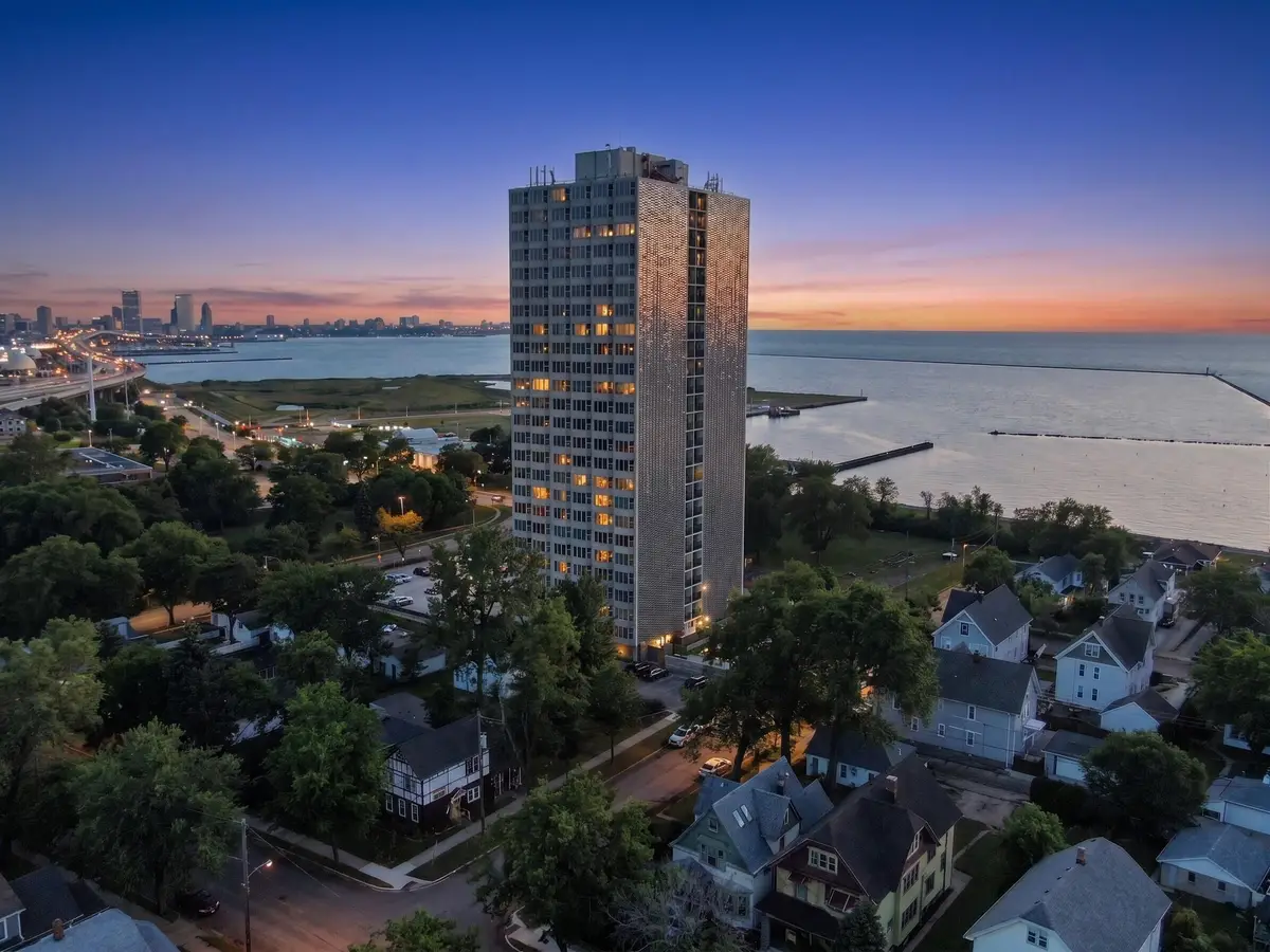 2525 S Shore Dr, Milwaukee, WI 53207 - #1