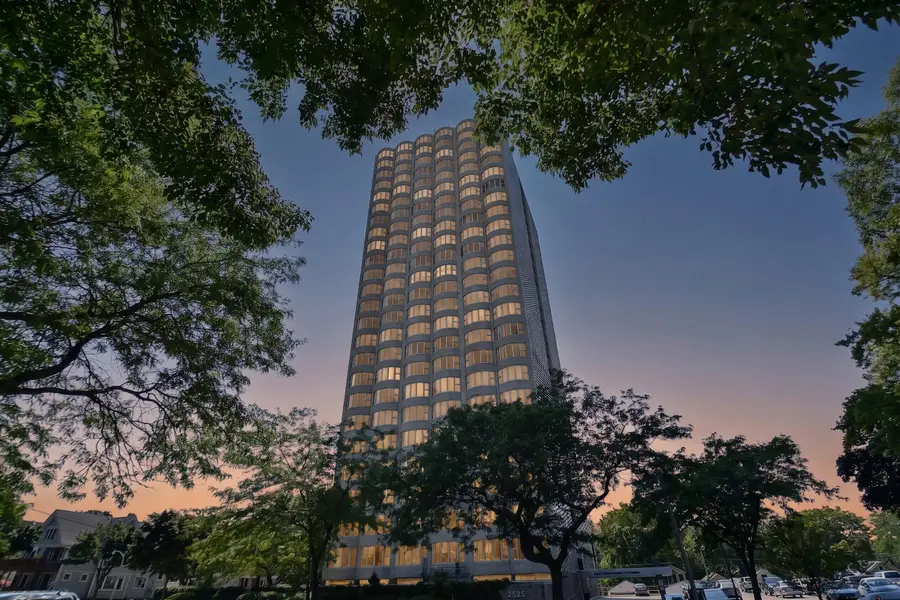 2525 S Shore Dr, Milwaukee, WI 53207 - #2