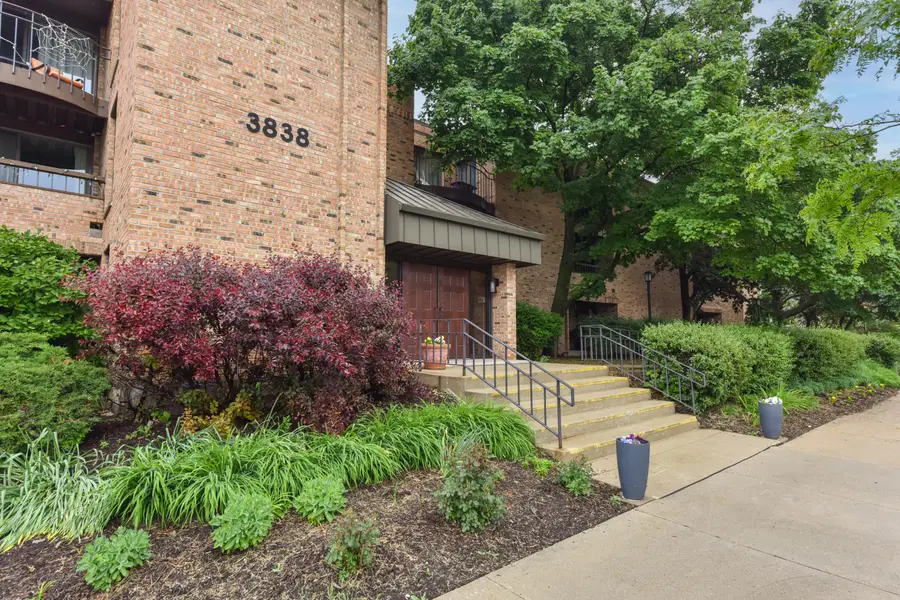 3838 N Oakland Ave, Shorewood, WI 53211 - #3