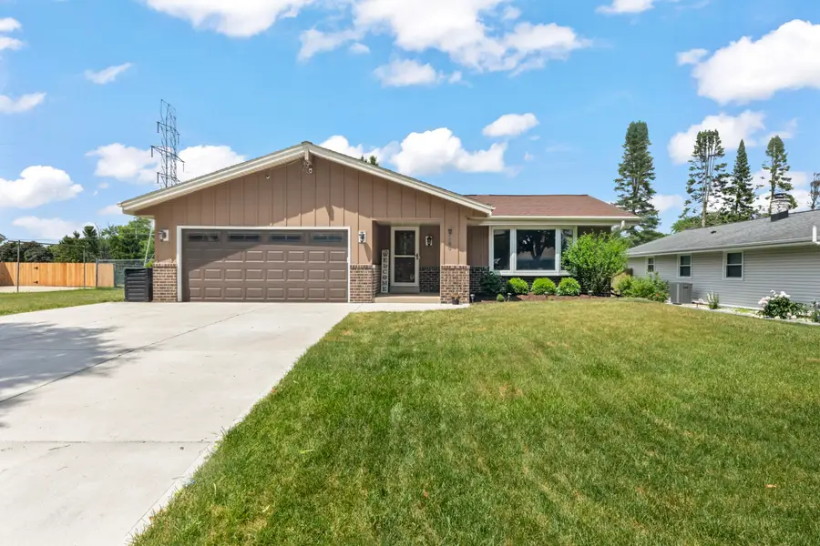 7880 W Plainfield Ave, Greenfield, WI 53220 - #2