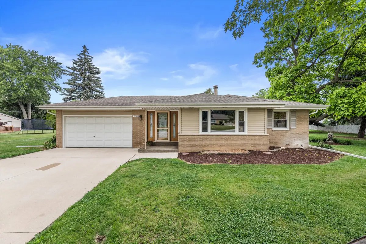 3706 S 157th St, New Berlin, WI 53151 - #1