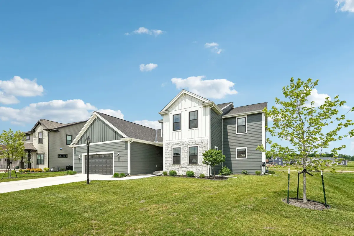 9249 S Overlook Way, Franklin, WI 53132 - #1