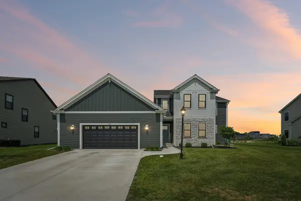 9249 S Overlook Way, Franklin, WI 53132