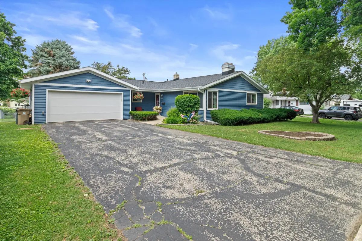 118 Walker Dr, Madison, WI 53714 - #1