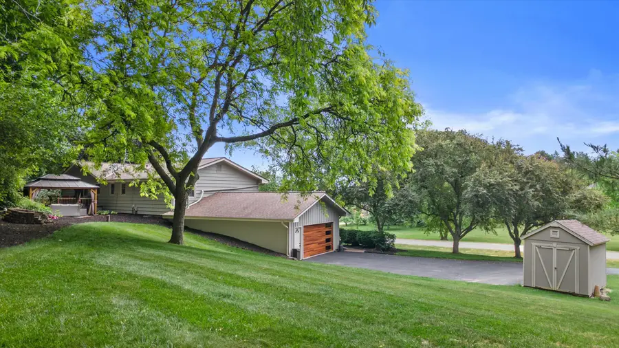 W290S2811 Carmarthen Dr, Genesee, WI 53188 - #3