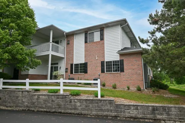 W241N2533 E Parkway Meadows Cir, Pewaukee, WI 53072