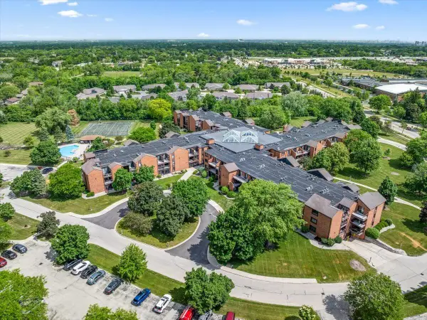 6100 W Stonehedge Dr, Greenfield, WI 53220