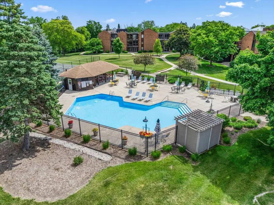 6100 W Stonehedge Dr, Greenfield, WI 53220 - #2