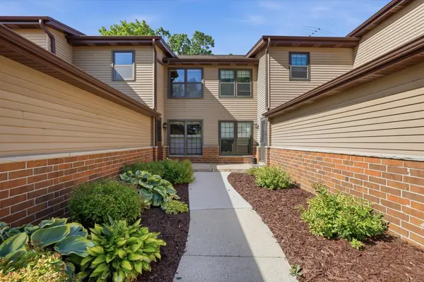 8116 S Forest Hills Cir, Franklin, WI 53132