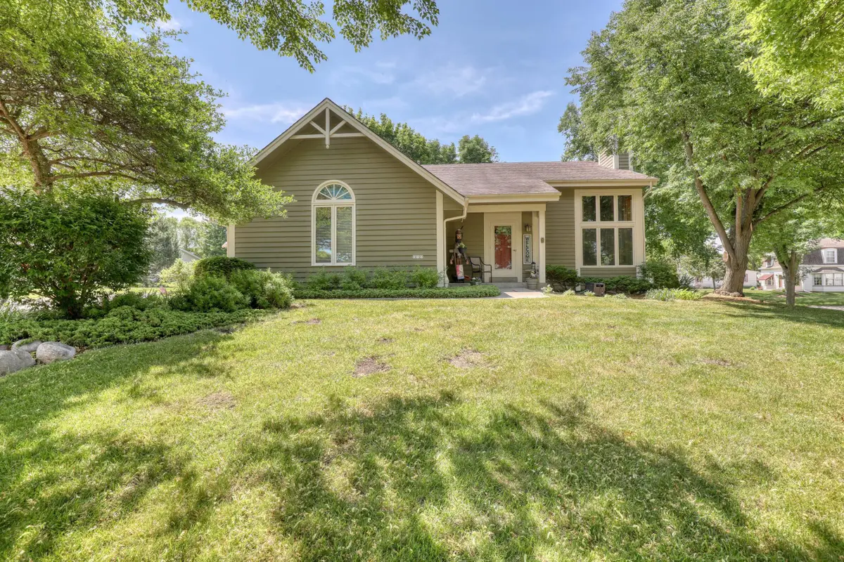 10929 W Hope Ave, Wauwatosa, WI 53222 - #1