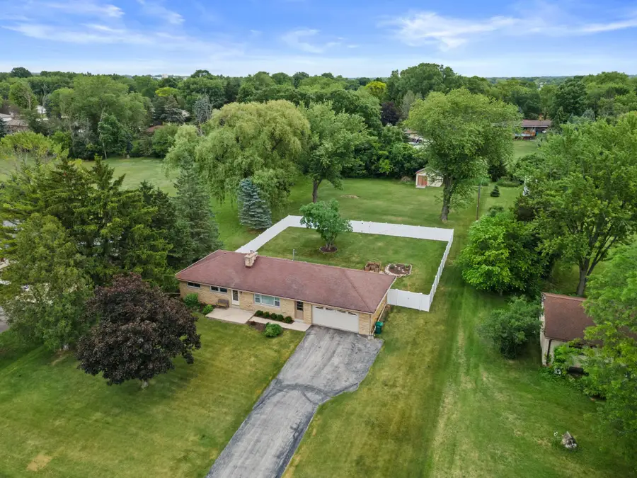 W147N5010 Dolphin Dr, Menomonee Falls, WI 53051 - #3