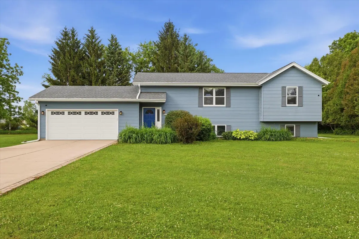 W226N8085 Rolling Hills Dr, Lisbon, WI 53089 - #1