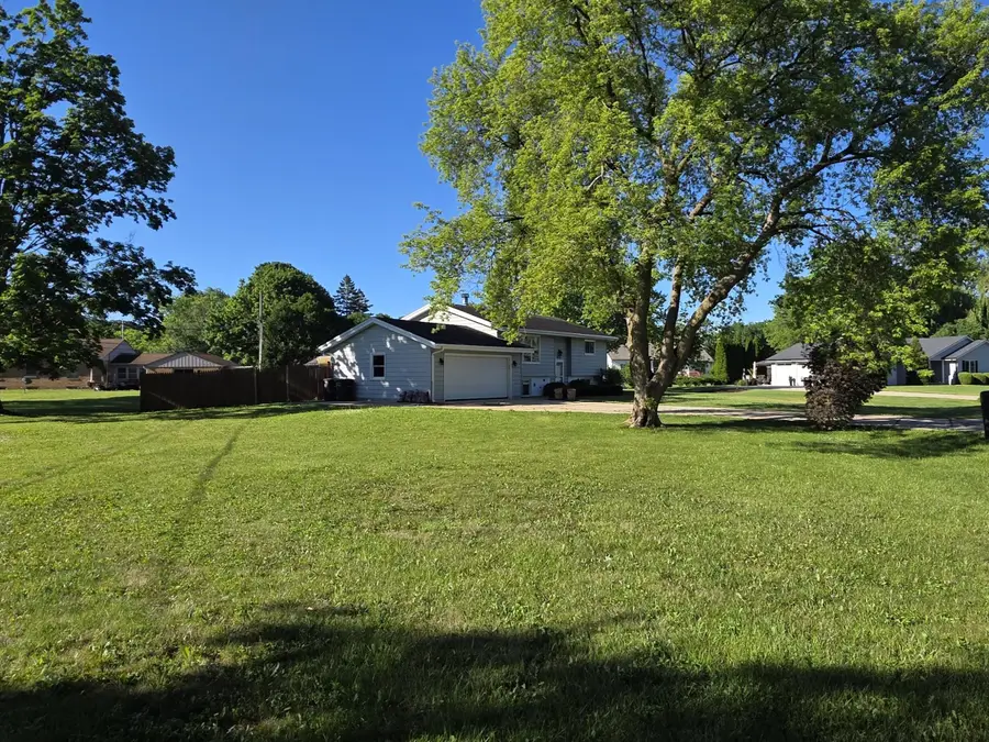 12237 W Larkspur Rd, Franklin, WI 53132 - #2