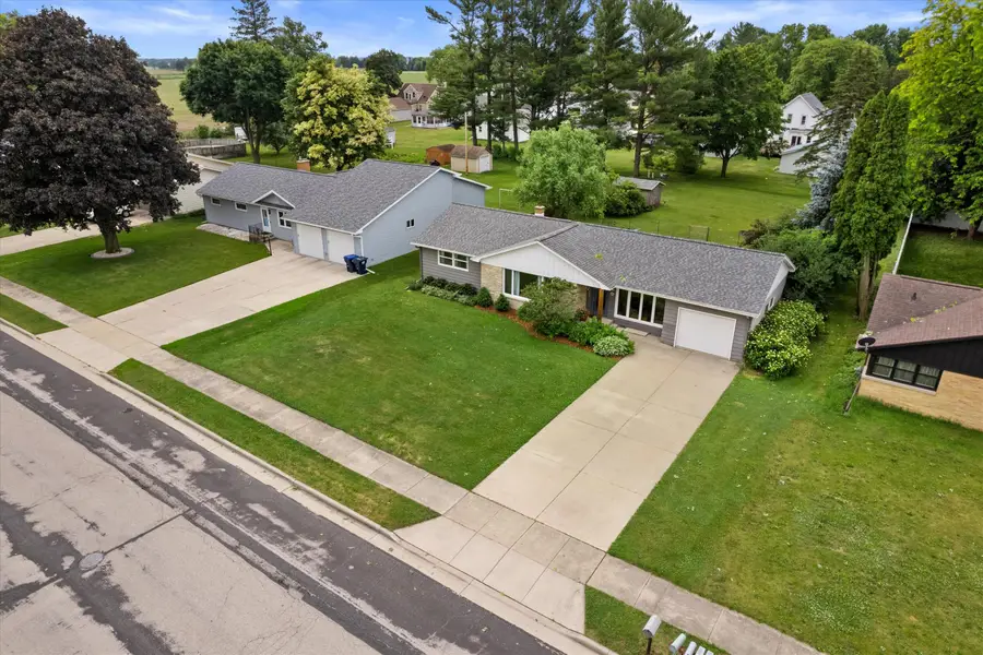 630 E Center St, Juneau, WI 53039 - #3