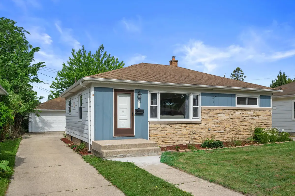 3905 N 93rd St, Milwaukee, WI 53222 - #1