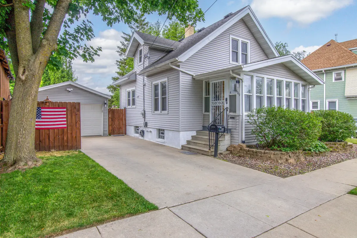 609 Emmet St, Watertown, WI 53094 - #1